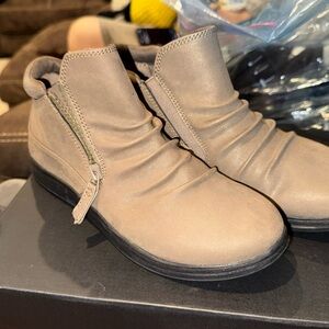 Clark’s cloudstepper slip on booties